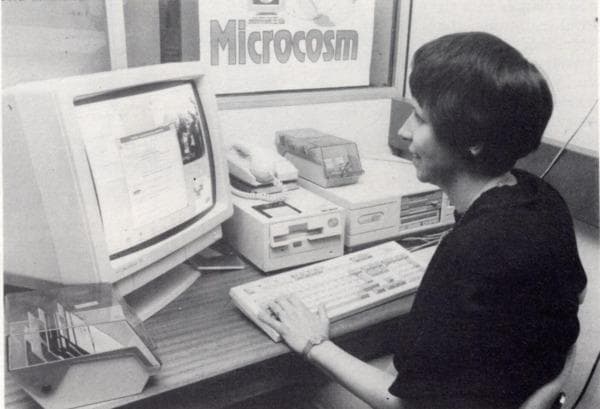 Dame Wendy Hall за работой над Microcosm, одной из самых инновационных программ того времени