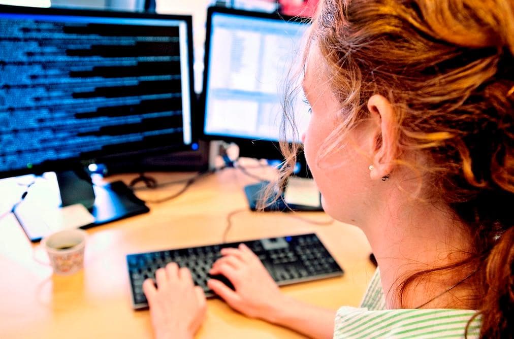 девушка-программист